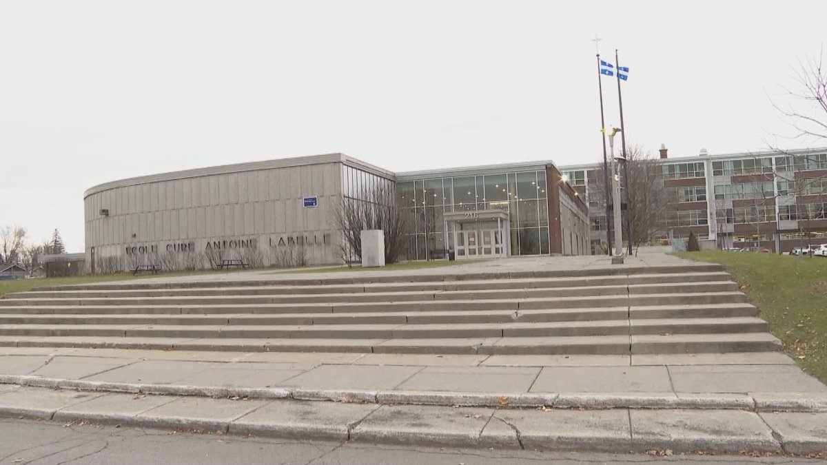 Laval police are looking for at least another suspect in the case of the attempted kidnapping of a teen and have increased presence near Curé-Antoine-Labelle High school to reassure students. 