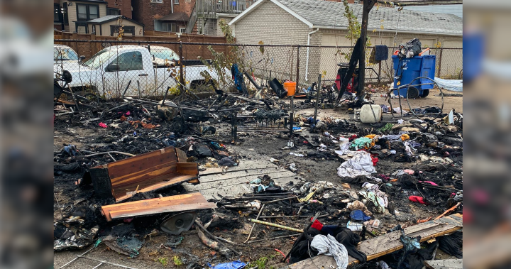 Warga mengungsi setelah kebakaran merobek perkemahan tunawisma di taman Hamilton – Hamilton