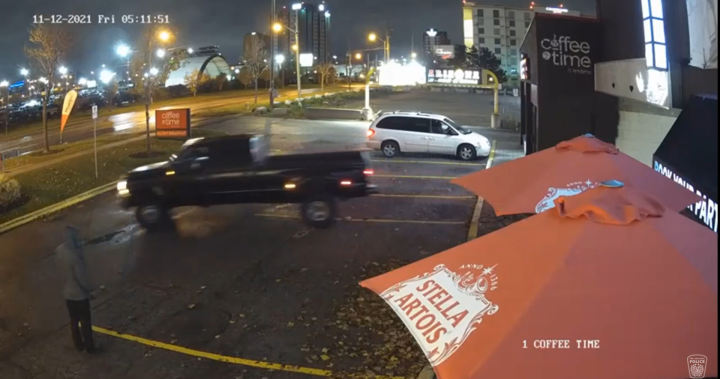 Video rilis polisi kupas menunjukkan truk pickup digunakan untuk merobek ATM keluar dari bisnis – Toronto