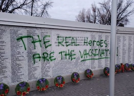 El graffiti contra la vacuna enrollada en Cranbrook, en el Memorial Day BC.