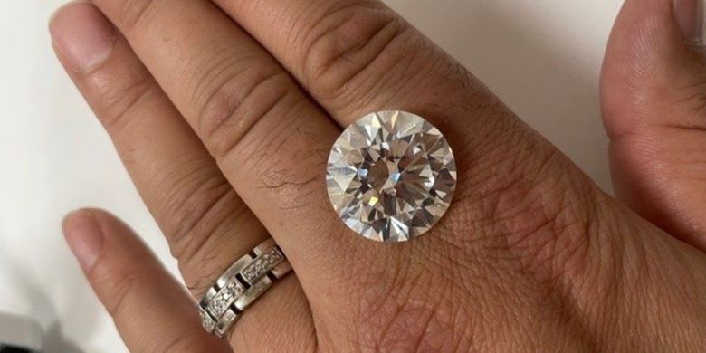 'Huge shock': Woman almost tosses massive flea market diamond
