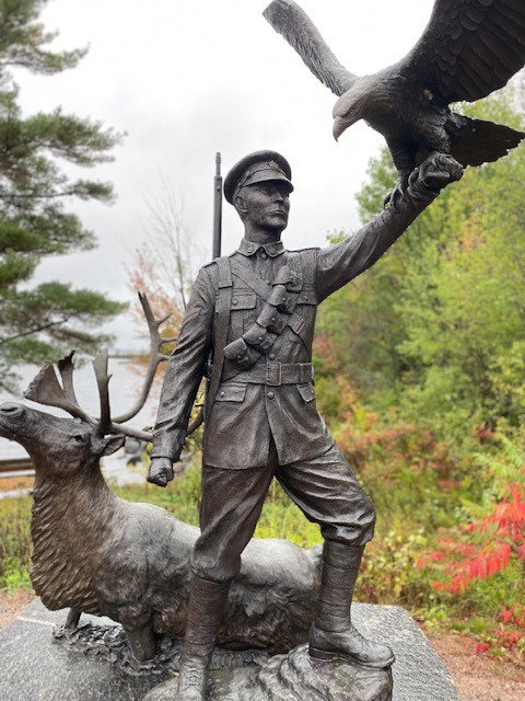 Statue of Francis Pegahmagabow in Parry Sound (Mike Drolet)