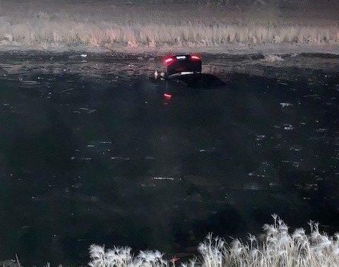 Saskatoon Fire pull vehicle out of pond, lone occupant safe