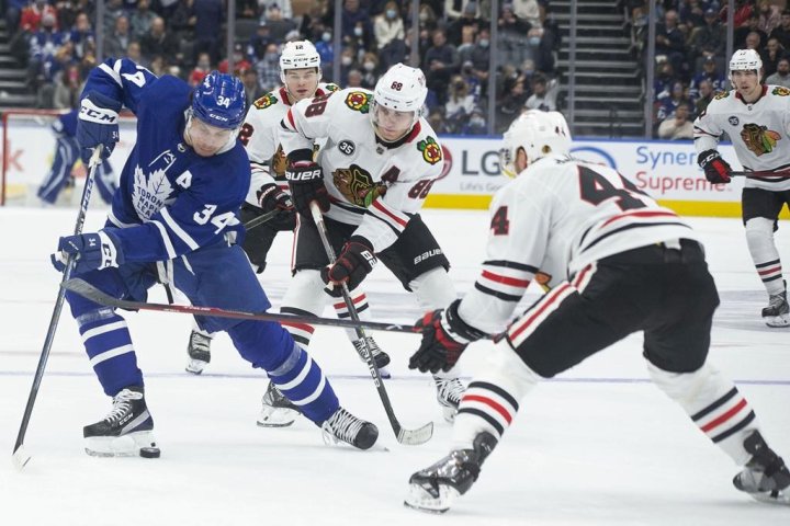 Kampf turns lucky bounce into winner for Leafs