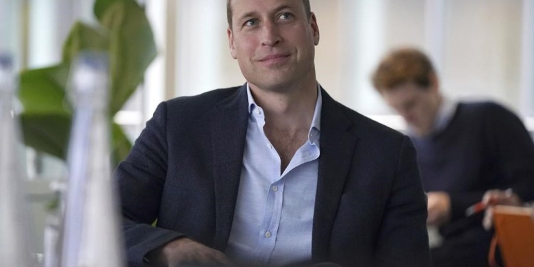 Prince William goes incognito to sell magazines to help those in need