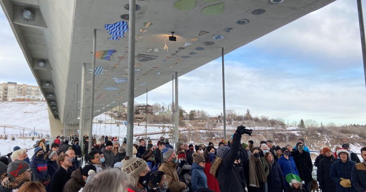 Dozens of Edmontonians flock to new Tawatinâ Bridge pedestrian walkway for grand opening