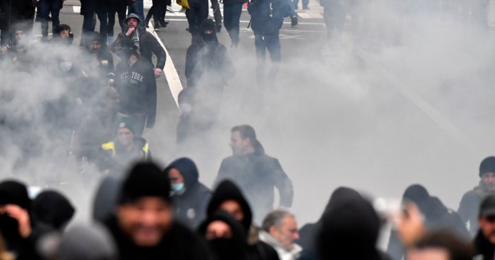 Polisi Belgia gunakan air, gas air mata pada pengunjuk rasa COVID-19 – Nasional