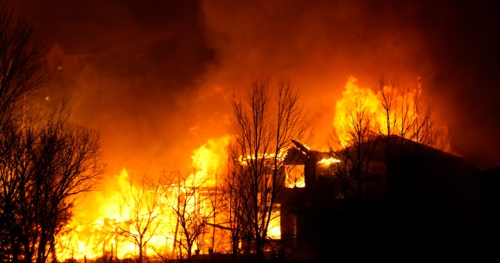 Colorado wildfires burn hundreds of homes and force thousands to flee