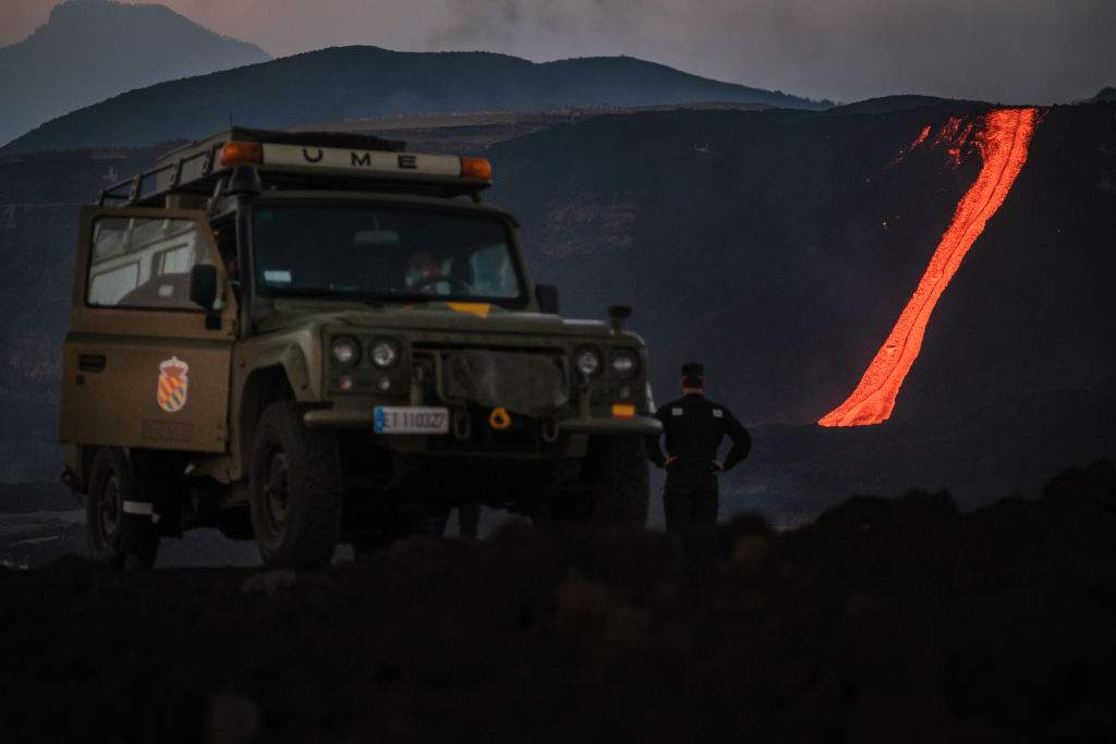 Las Palmas volcano erupts