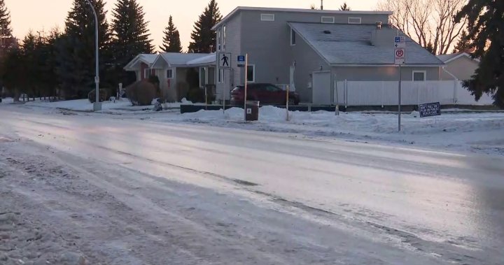 Awak jalan Edmonton bekerja untuk mengatasi jalan-jalan perumahan yang licin: ‘Ini adalah arena skating’ – Edmonton