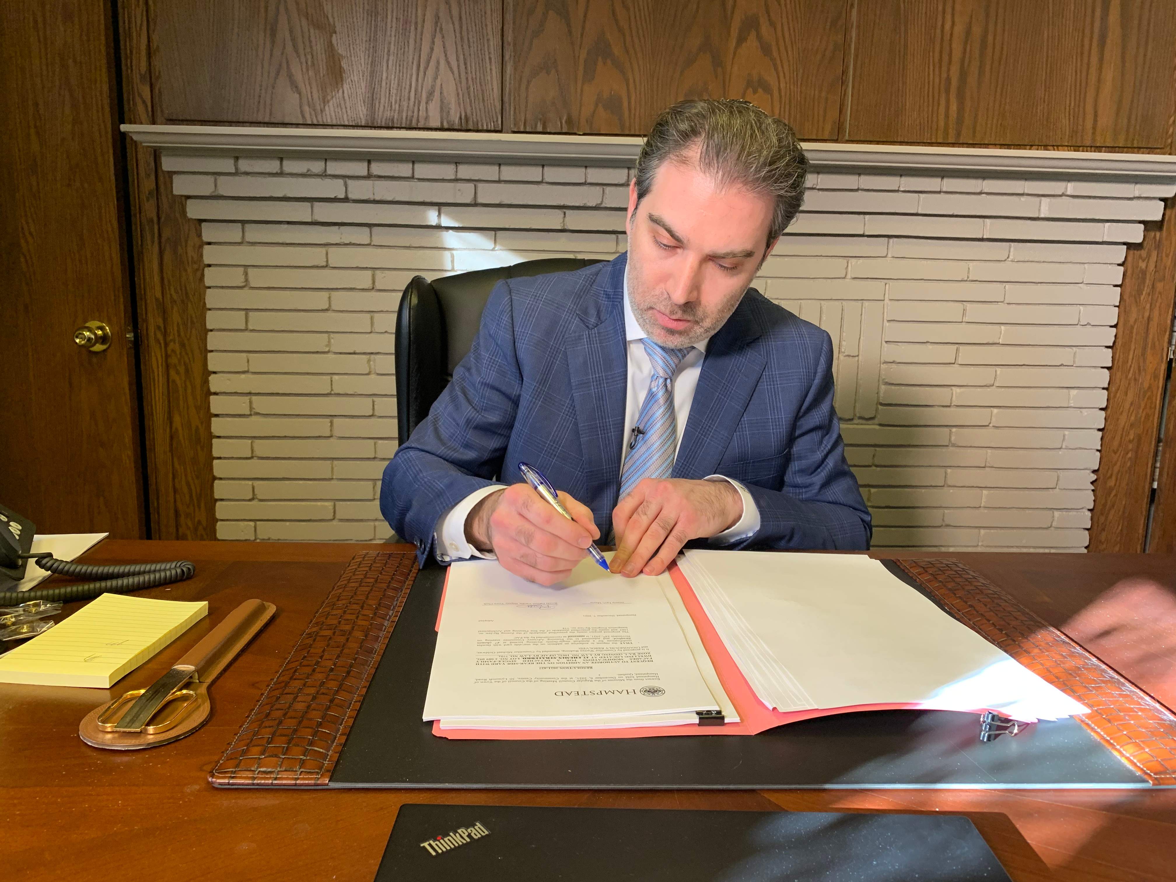 Suburban Montreal mayor pleads guilty, faces $30,000 fine after anti-Palestine posts