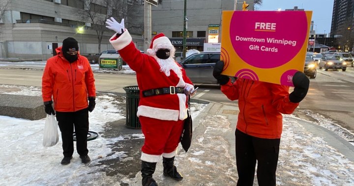 Santa hands out gift cards to Winnipeggers to support downtown businesses