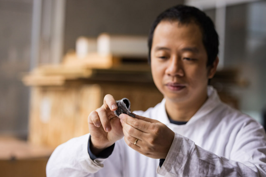 The University of British Columbia's Ngoc Tan Nguyen and his colleagues have created a battery that is both flexible and washable. 