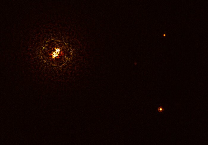 This image shows the most massive planet-hosting star pair to date, b Centauri, and its giant planet, b Centauri b.
