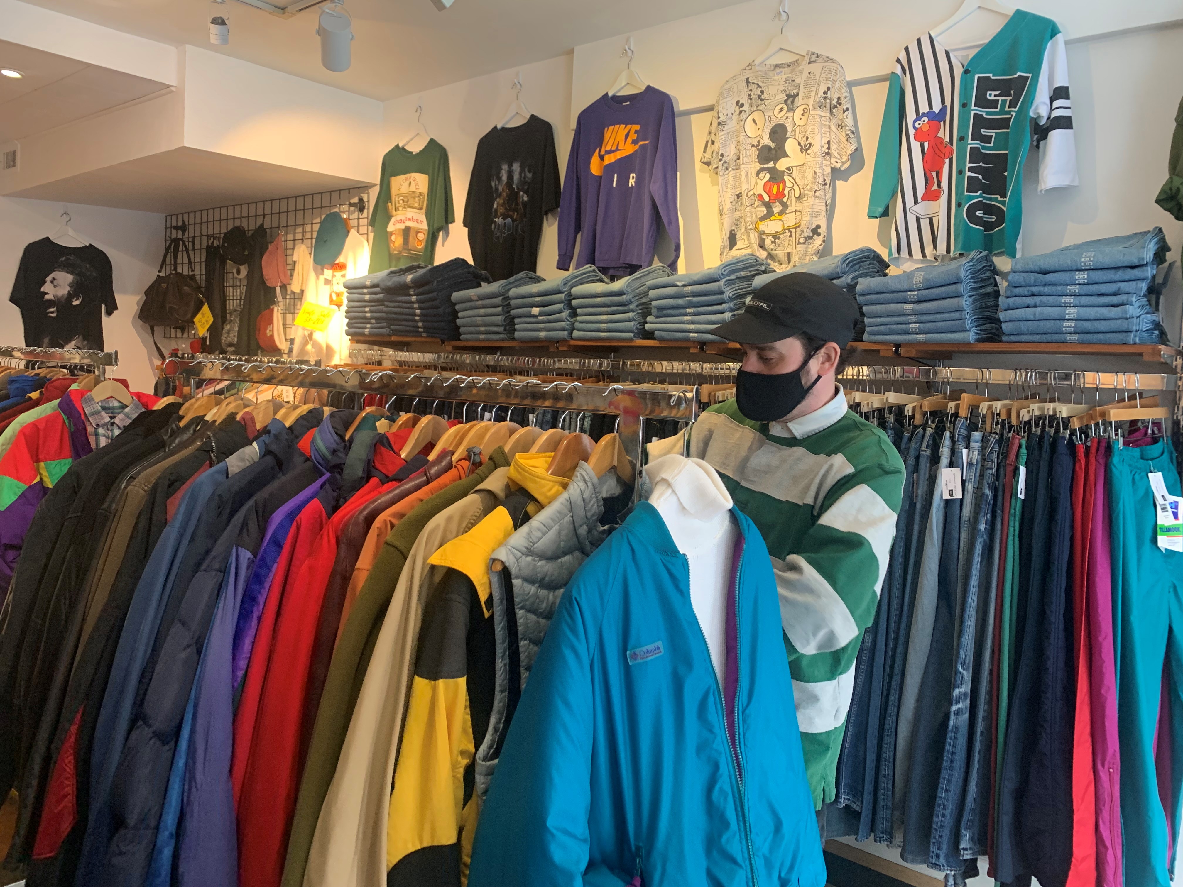 Stores exchange clothes for cash, La Vida