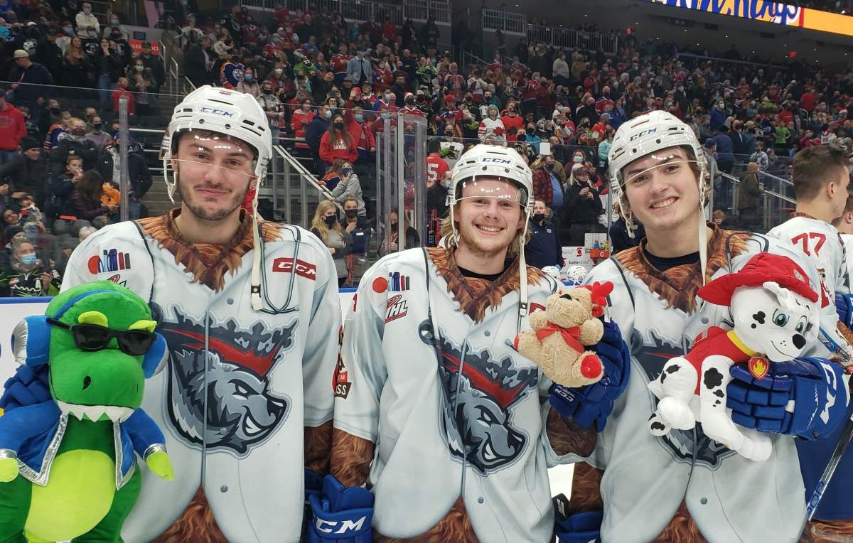 edmonton-oil-kings-teddy-bear-toss-630-ched-santas-anonymous-2021-players-3