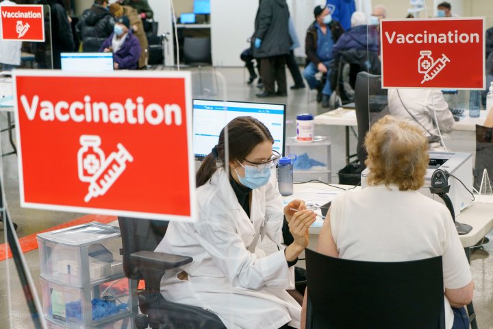 Quebec health experts stress COVID-19 booster shot still necessary despite vaccine passport removal