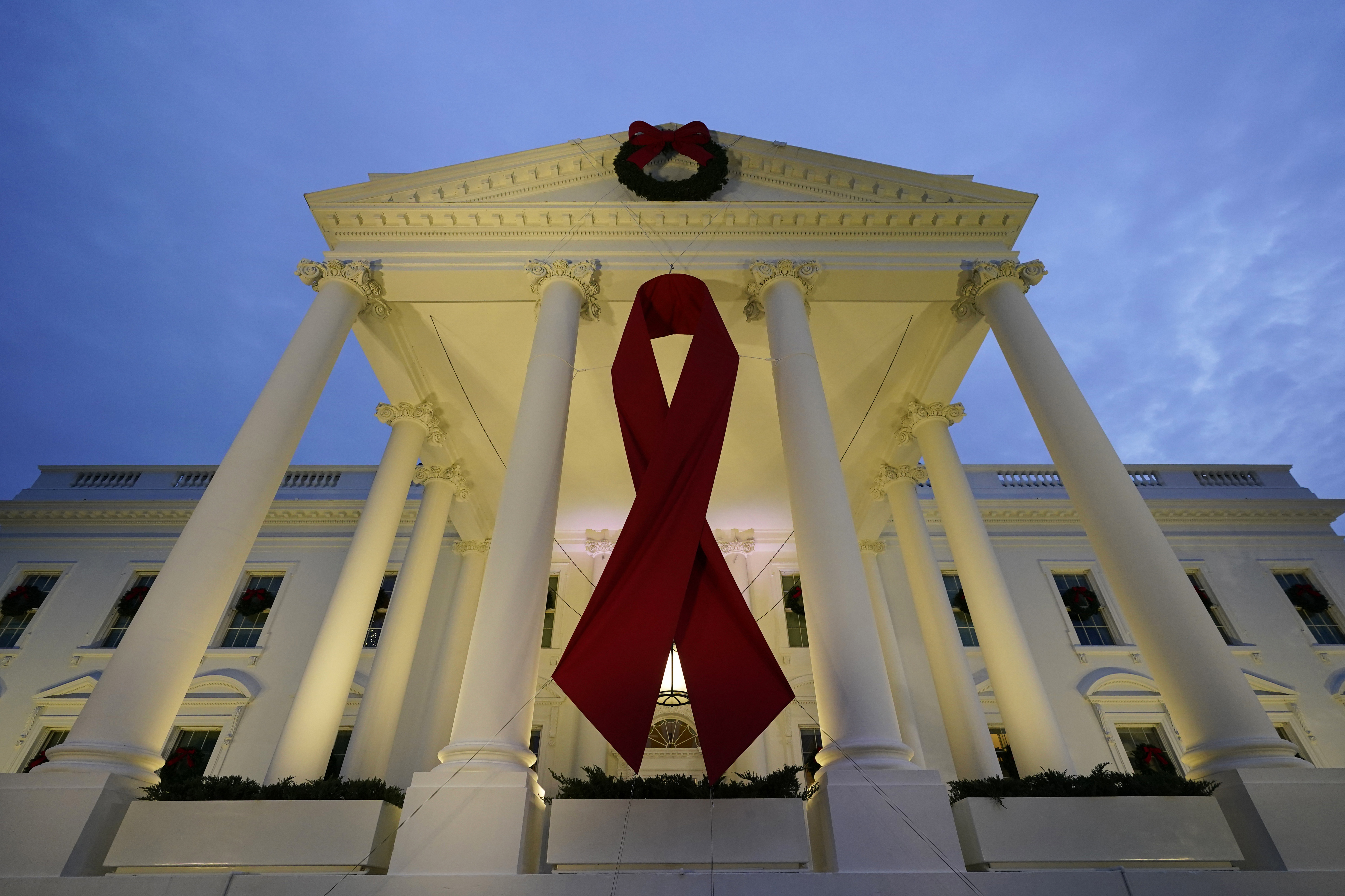 Moderna begins trial of HIV vaccine that uses mRNA technology