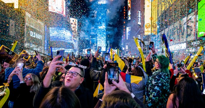 Nueva York da la bienvenida al 2022 al dejar caer una pelota en Times Square, pero COVID-19 mantiene a la multitud más pequeña – National