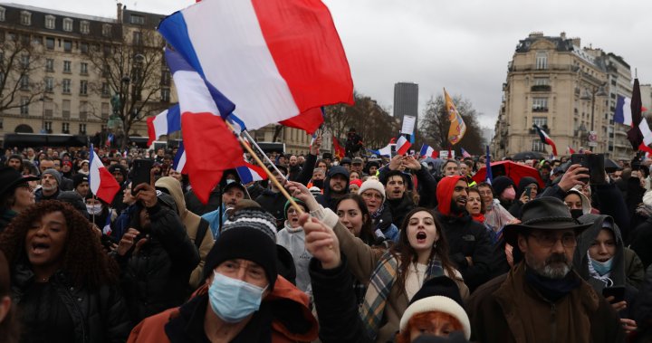 Митинг on off. Протесты в мире. Париж протест НАТО. Протестующие в Париже потребовали выхода Франции из НАТО. Франция и НАТО.
