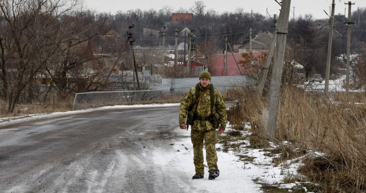 Non-essential Canadians advised to leave Ukraine amid growing tensions with Russia – National