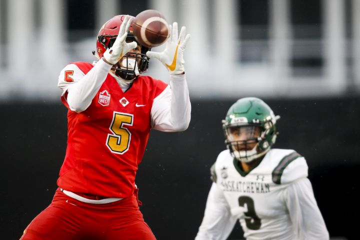 University of Saskatchewan Huskies’ Charlie Ringland, right, looks on as University of Calgary Dinos’ Jalen Philpot makes a catch during second half USports Hardy Cup football championship action in Calgary, Saturday, Nov. 9, 2019.