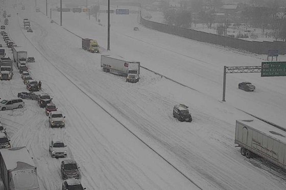 toronto snow storm highway 401 drivers stuck