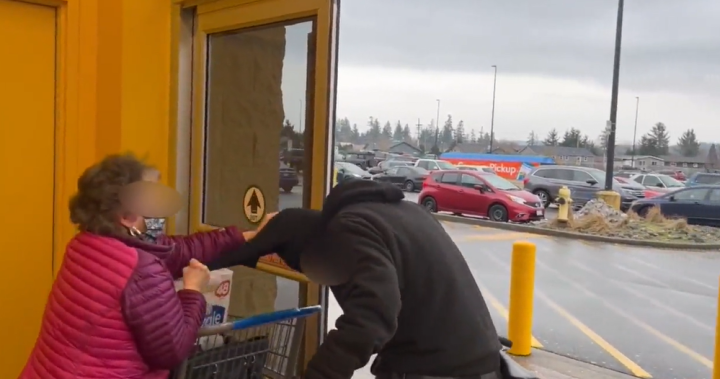 ‘Estoy harta de esto’: mujer confronta a presunto ladrón en Campbell River Walmart