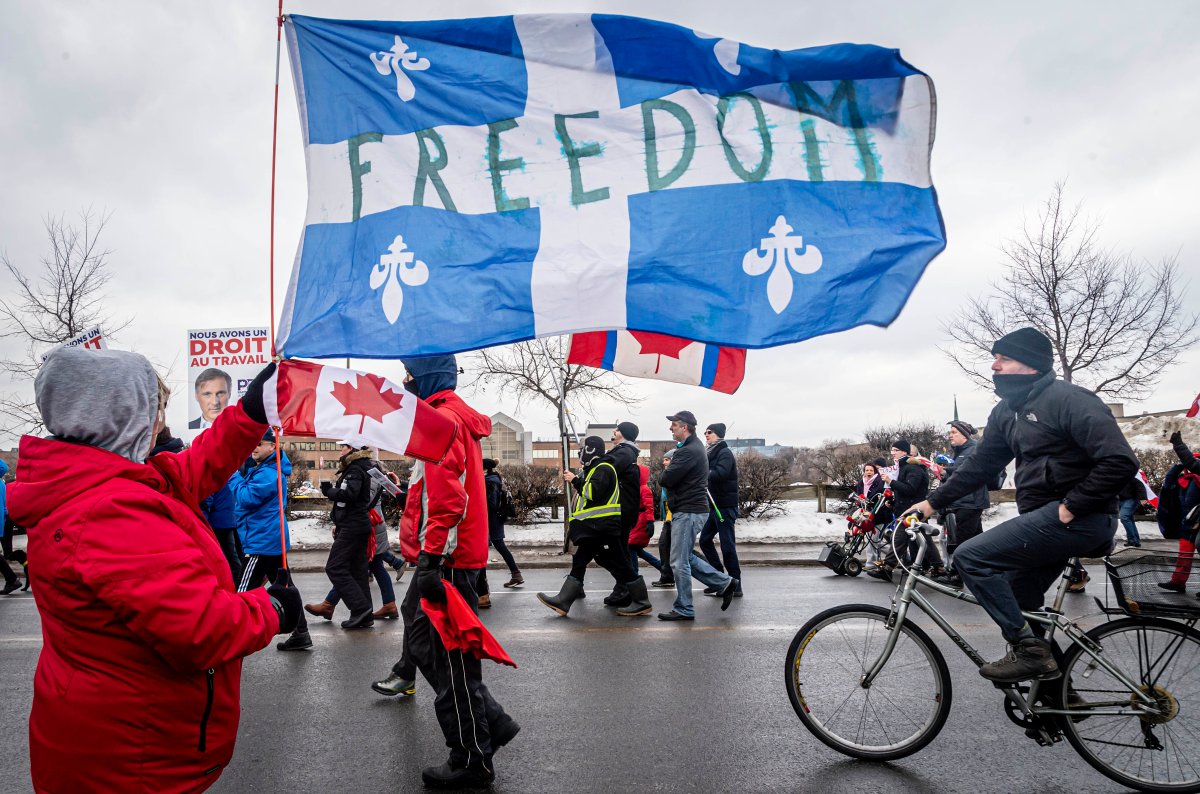 متظاهرون ضد قيود كوفيد -19 يسيرون في شوارع مونتريال يوم السبت 12 فبراير 2022.
