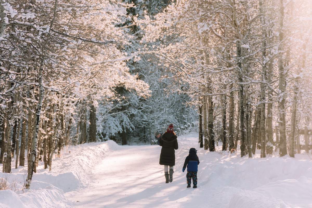 A mother and her child in Calgary, Alta.