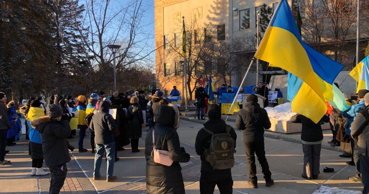 Saskatoon residents show support for Ukraine as Russia conflict looms