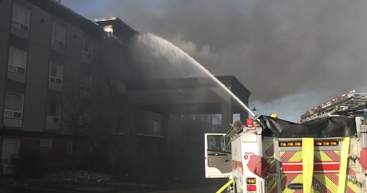 Crews fight fire in high winds at Ramada hotel in Cochrane – Calgary