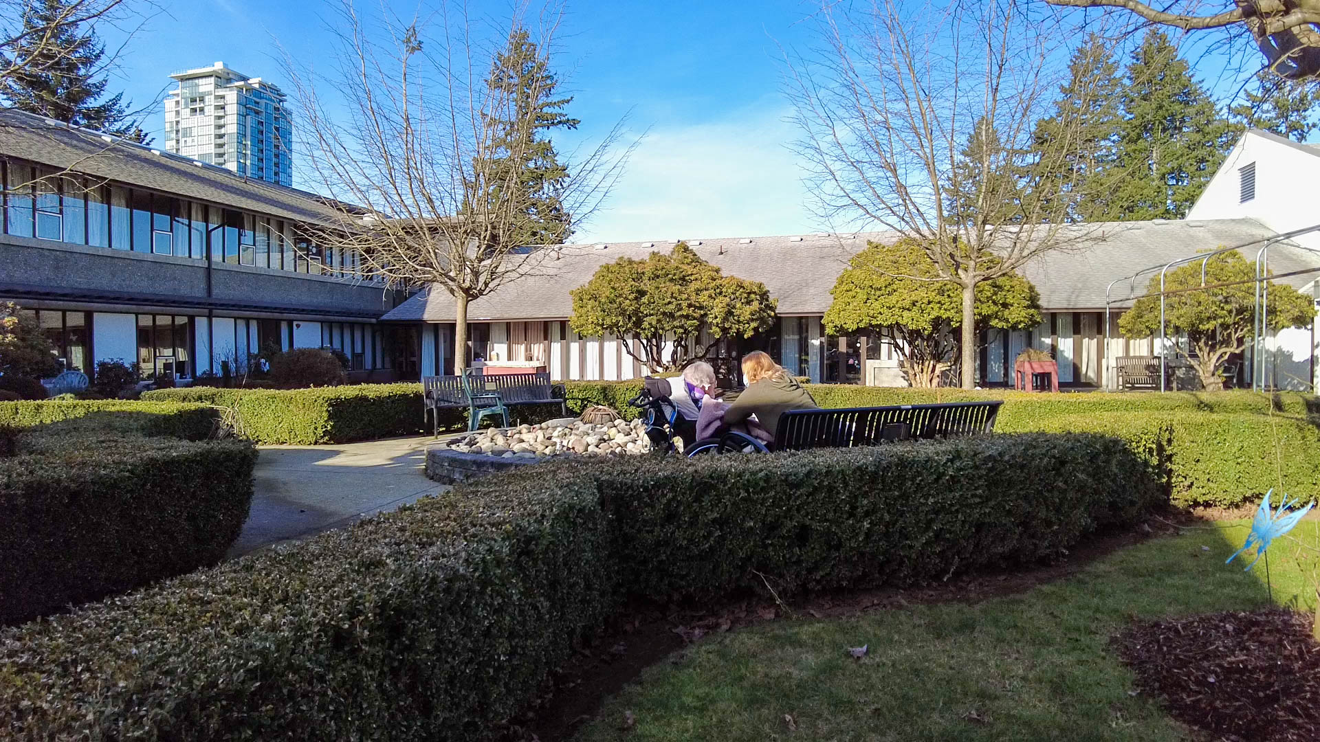A view of the courtyard at Menno Place in Abbotsford, BC on a sunny day.