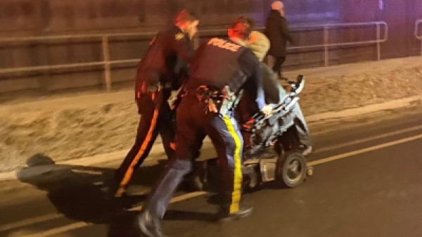 Kelowna RCMP helping man in wheelchair