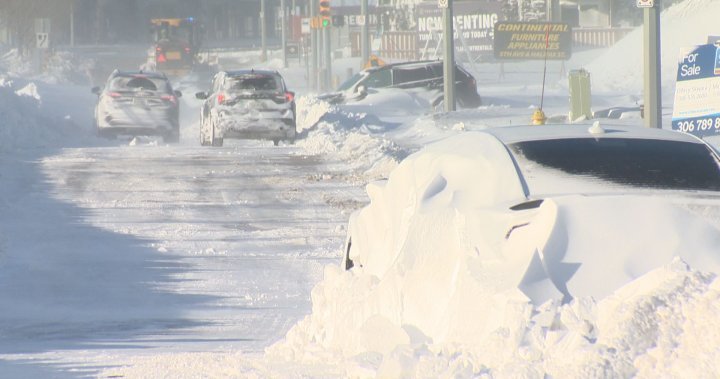 Blizzard batters Saskatchewan, leaves drivers stranded