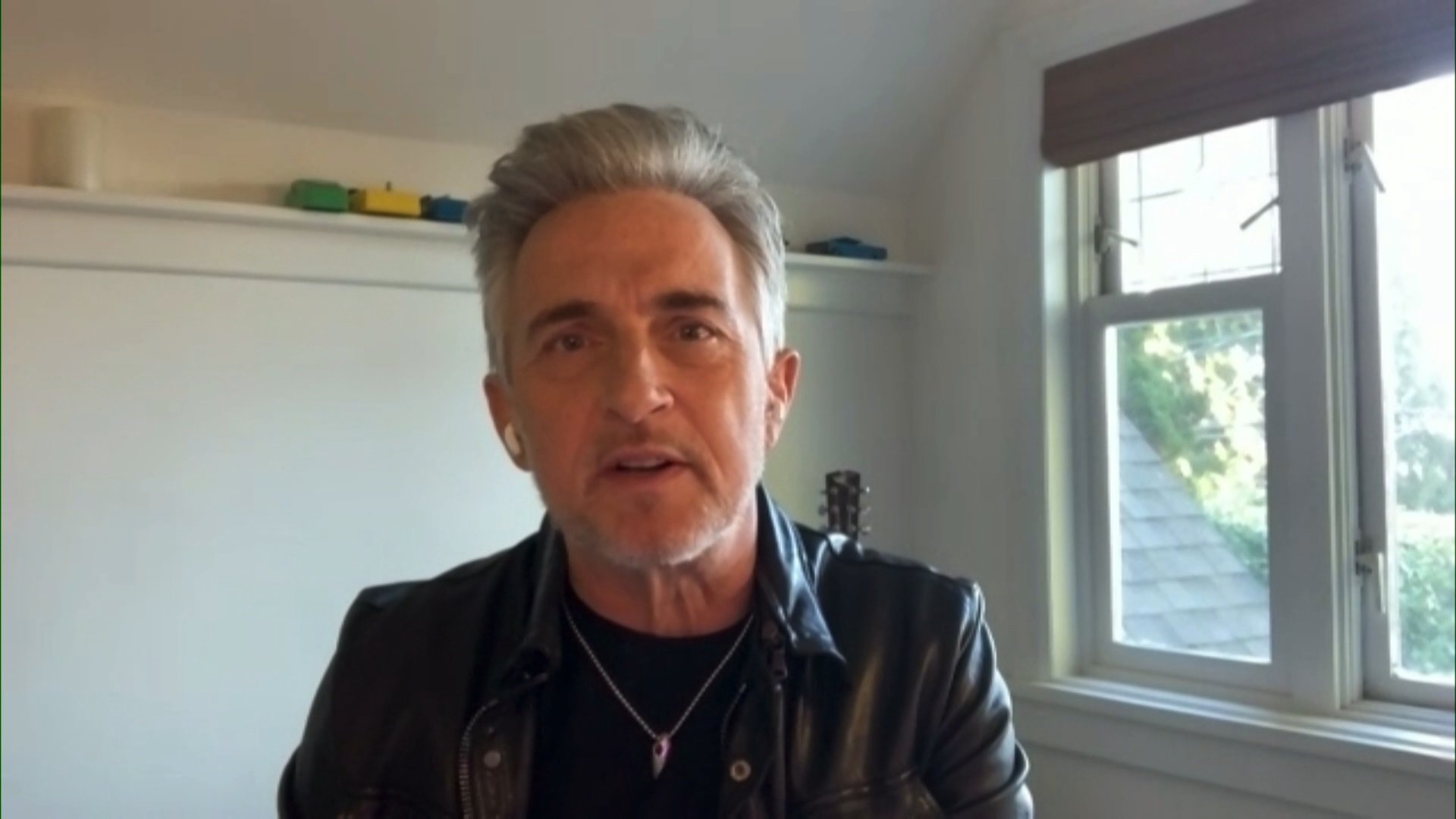 музикант базиран в Ванкувър Колин Джеймс беше принуден да отложи