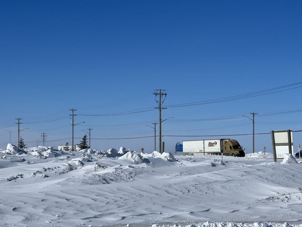 The blizzard that battered southern Manitoba is leaving the region, yet highways remain snarled. Environnement Canada said people should brace for several days of extreme cold.