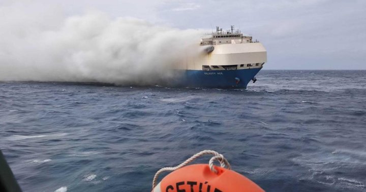 Navio incendiado que transportava milhões de carros de luxo afunda perto de Portugal – Nacional