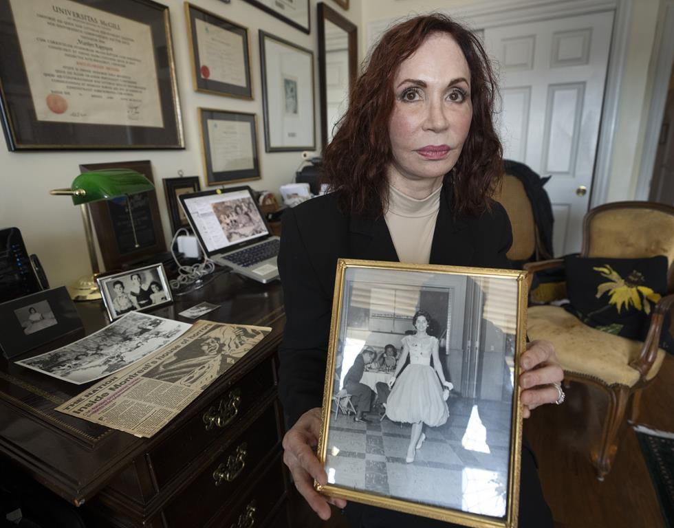 Marilyn Rappaport holds a picture of her sister in her home Thursday, March 10, 2022 in Montreal. 