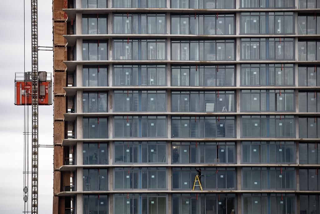 със заплахата от тарифи които все още се очертават от