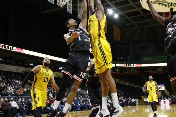 London Lightning survive late surge by Titans to win 106-103