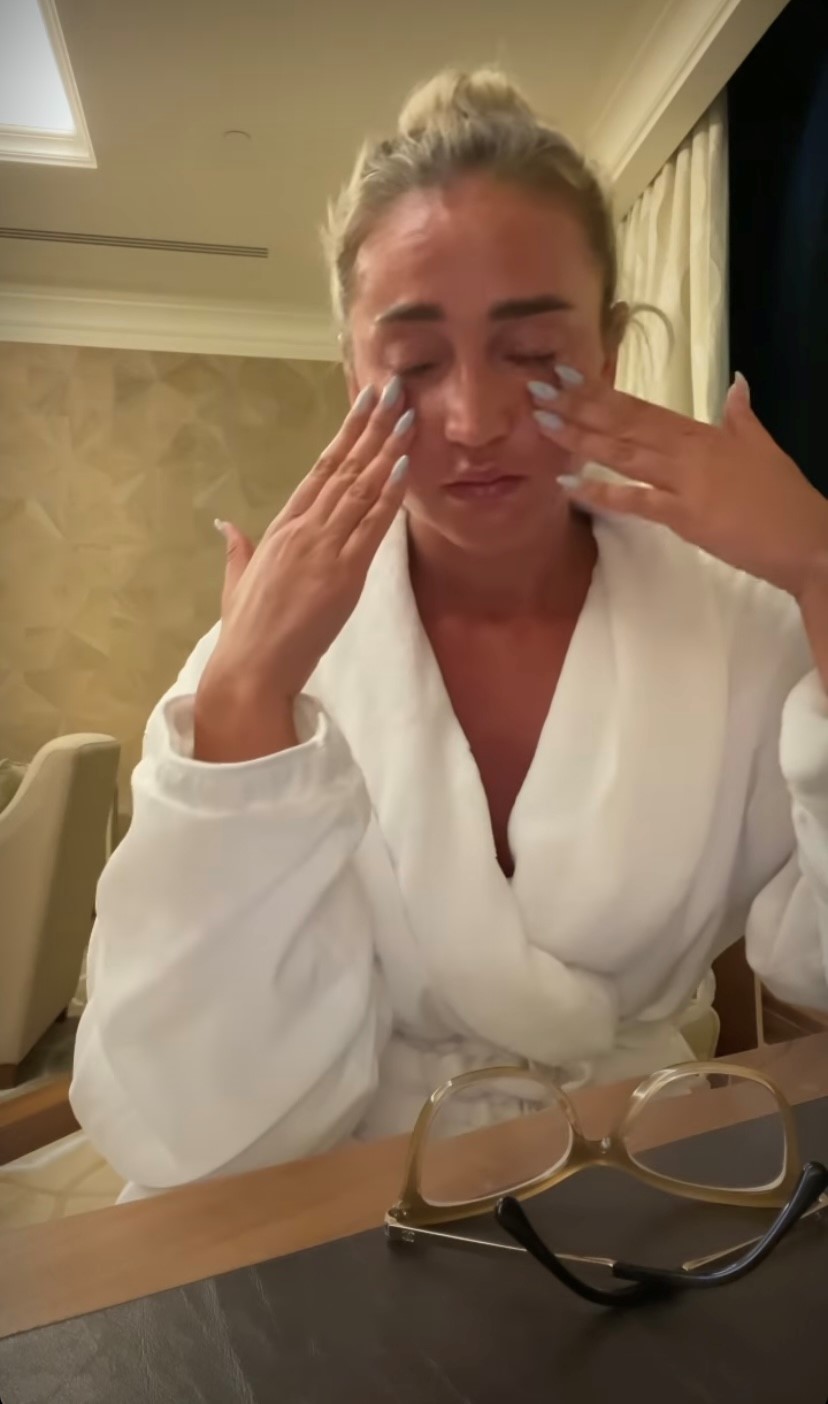 Orqadan yalangoch chiroyli korinish