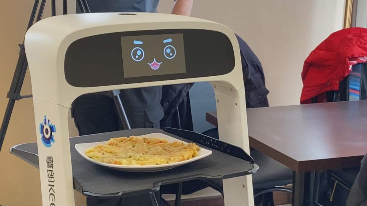 Winnipeg restaurant robot