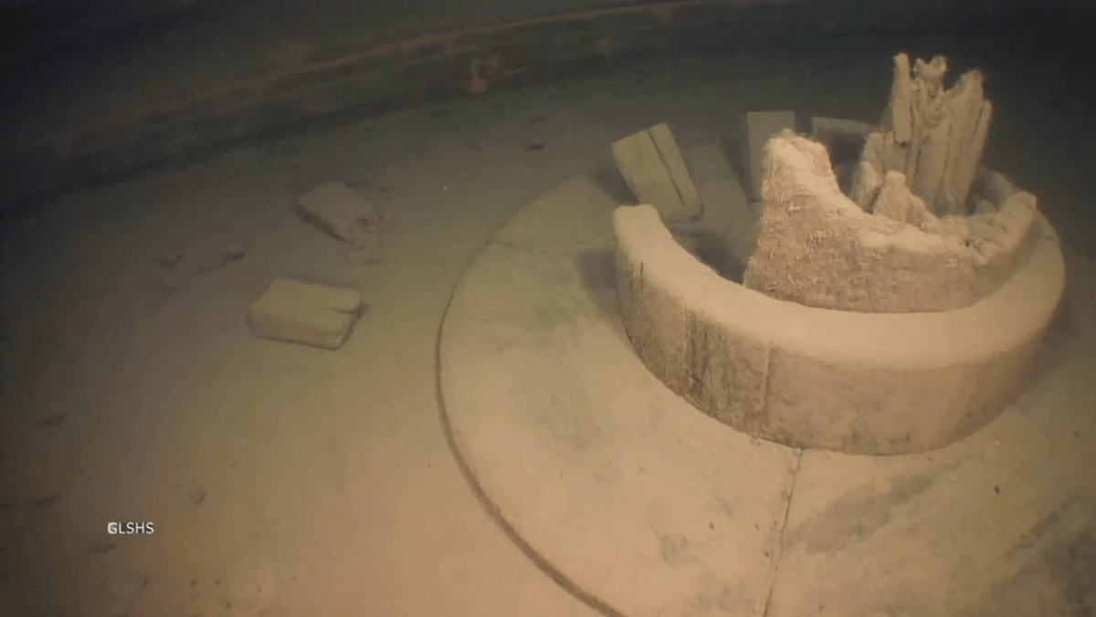 Broken mast of the Atlanta