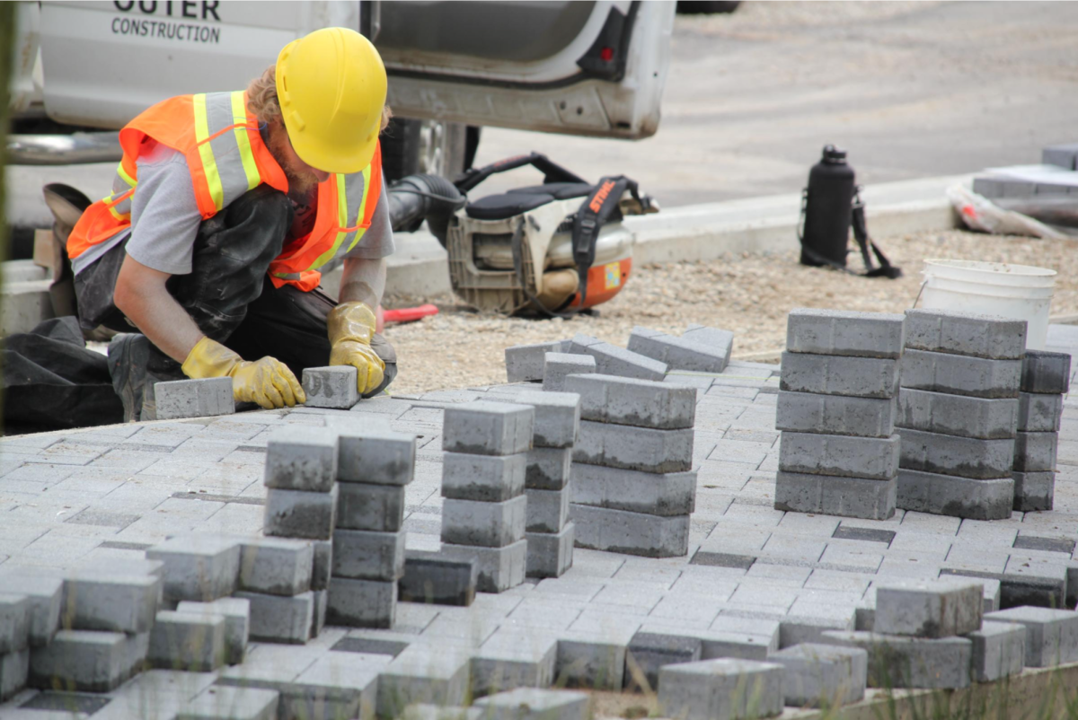 The City of London plans to reconstruct 80 km of roadway, add or replace 20 km of sanitary and storm sewers, rebuild 12 km of water main and construct 25 intersections. .