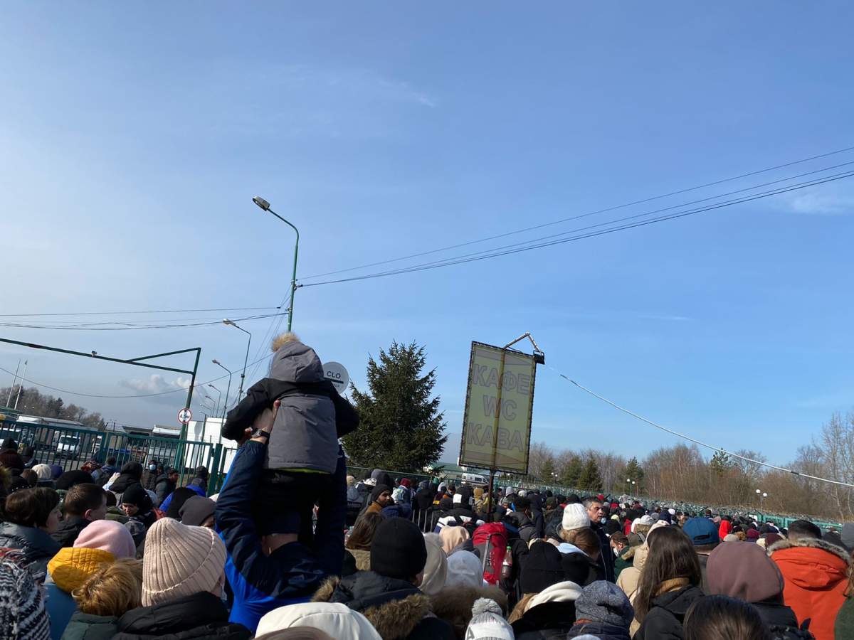 An image of the people at the Ukraine-Poland border checkpoint.