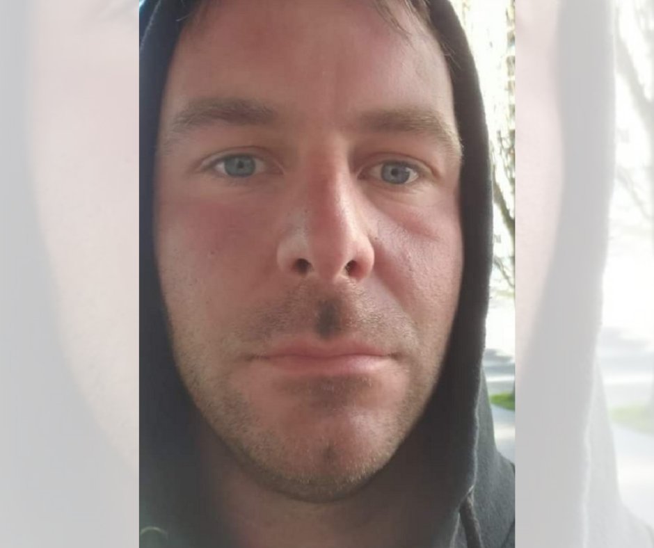 Anyone who sees Spencer Smith is asked to call 911 and not to approach him. 