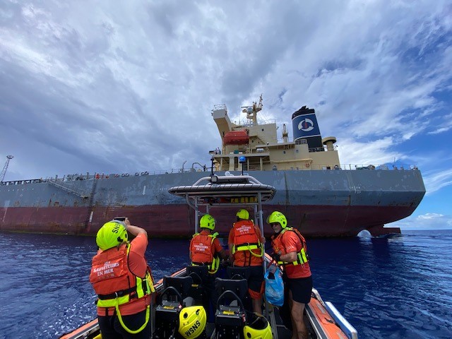 Venter being transferred from the tanker to Mayotte island in Comores.