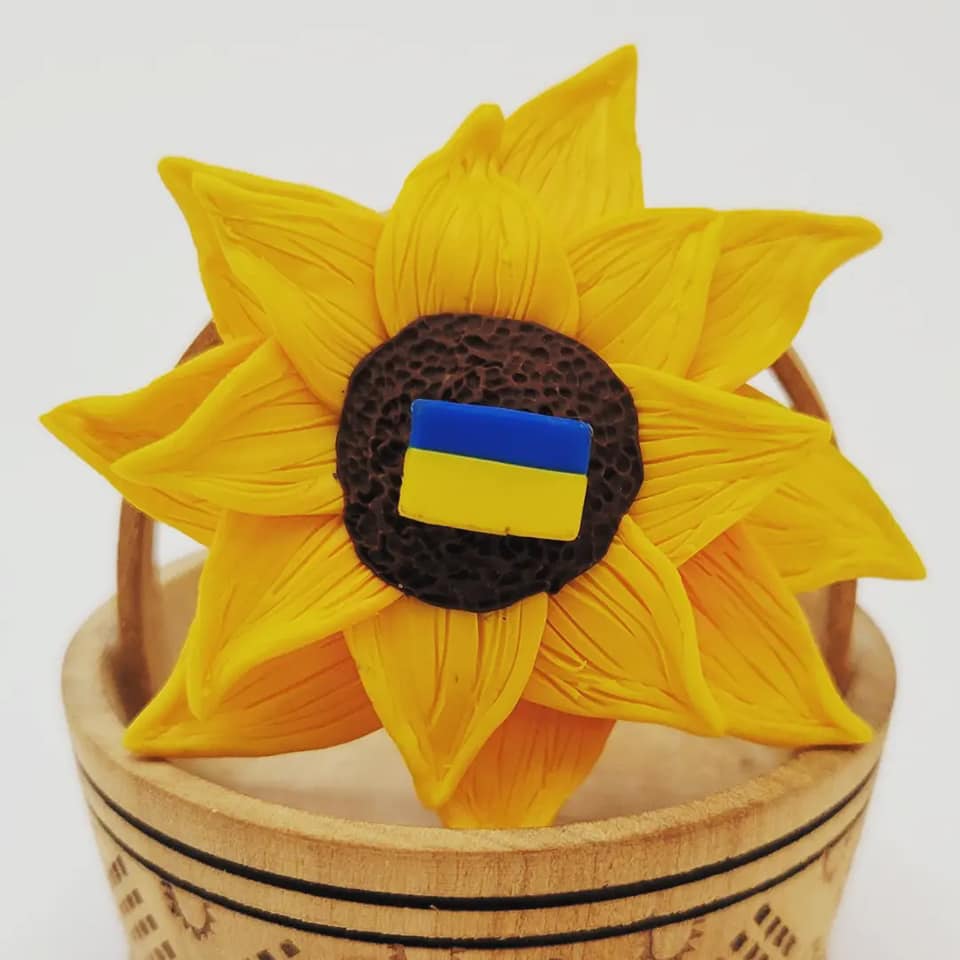 Edmonton's Cavelliot Designs is selling sunflower pins to support humanitarian relief efforts in Ukraine.