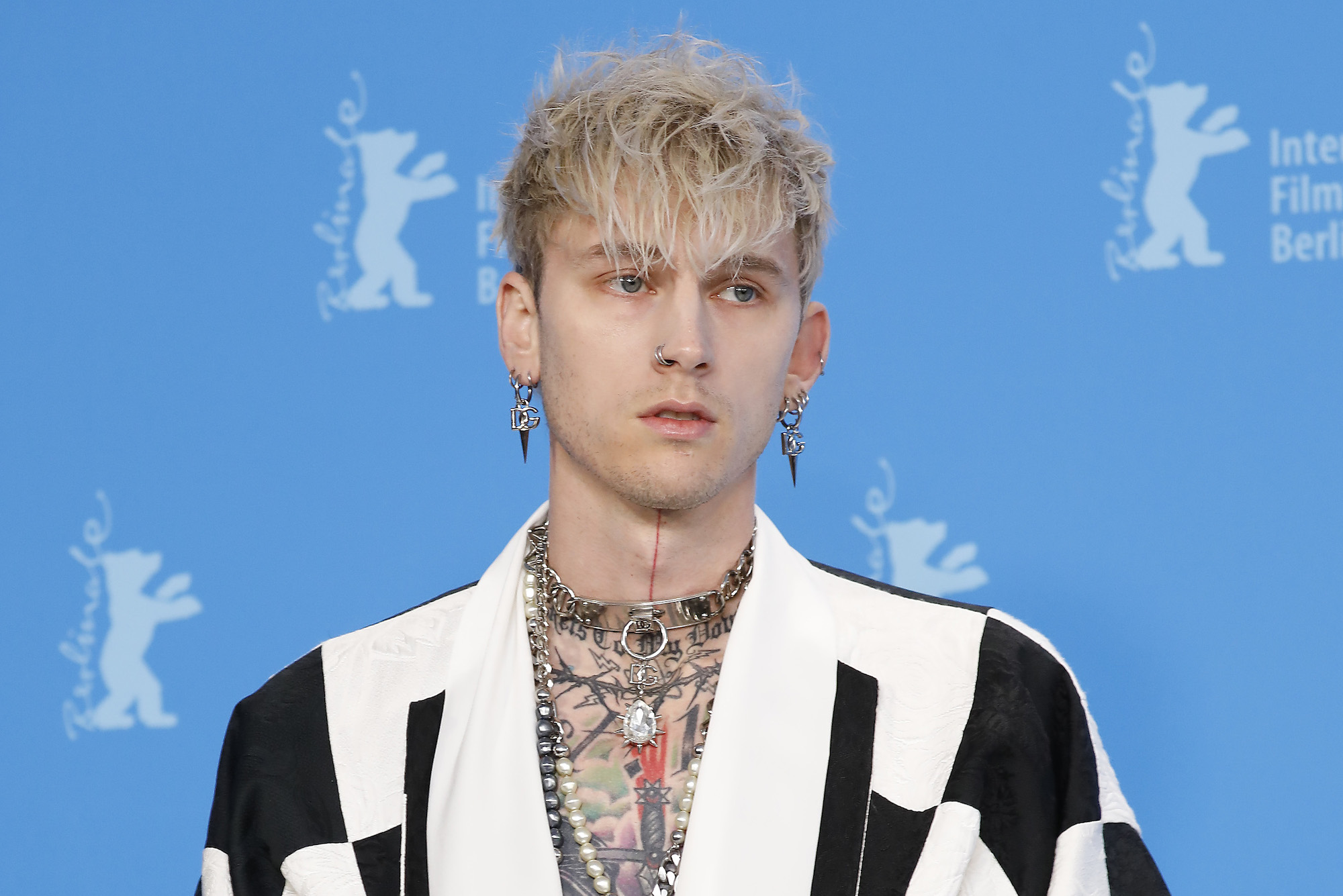 Рапърът и певецът mgk ще оглавят шоуто на полувремето на
